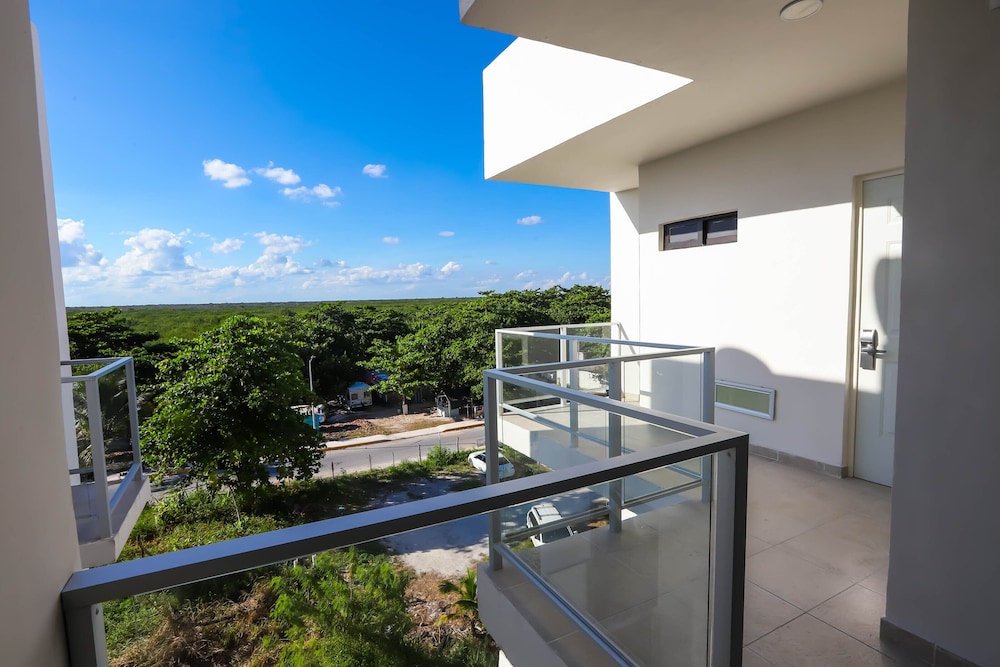 Panoramic Studio Suite, 1 King Bed, Balcony, Sea View photo 2