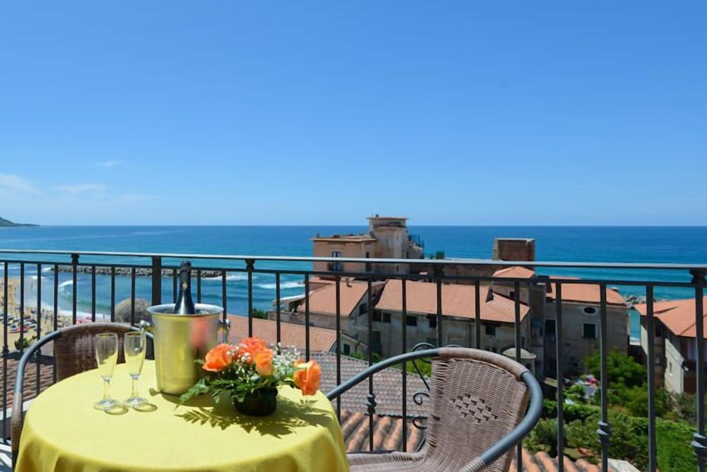Single Room, Balcony