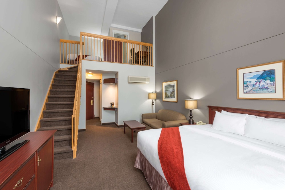 Suite, Multiple Beds, Non Smoking - Photo 1