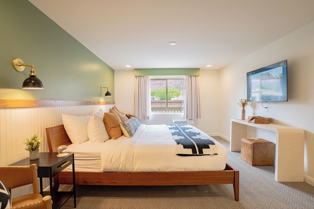Superior Room, 1 King Bed, Mountain View - Photo 1
