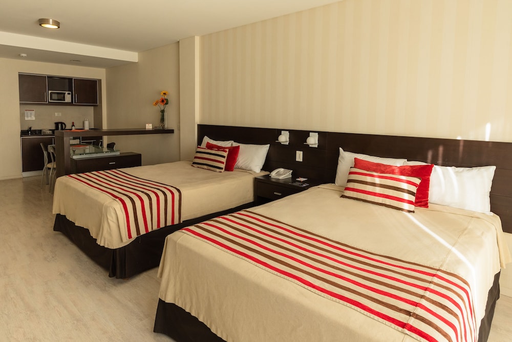 Triple Room, 2 Queen Beds photo 3