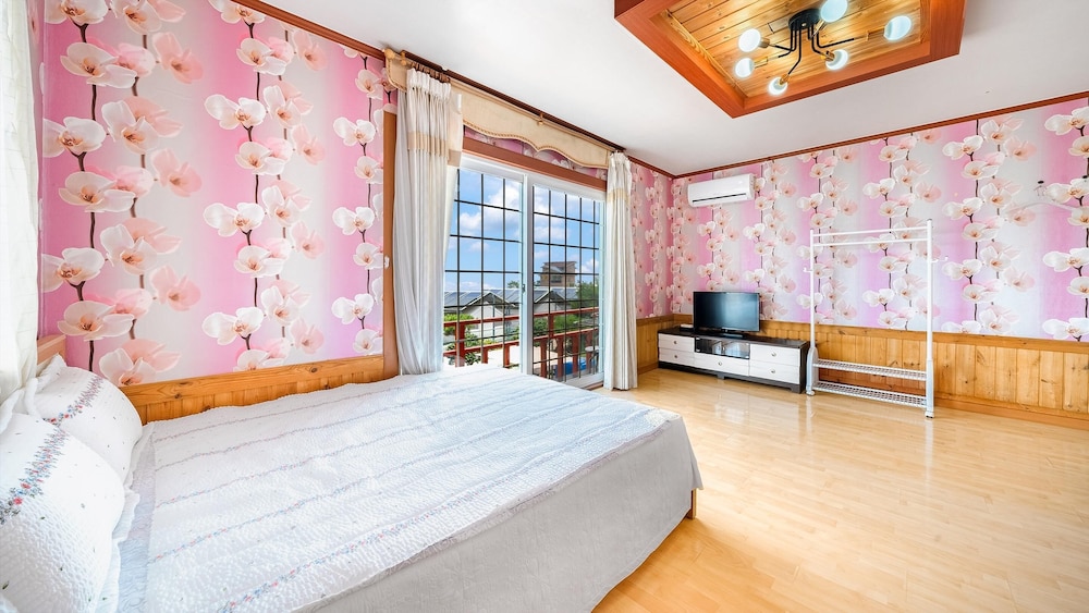 Basic Room, 1 Bedroom (daisy) photo 1