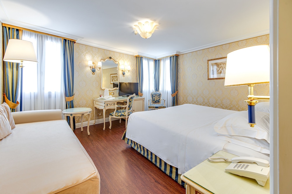 Junior Room (Grand Canal View) photo 2