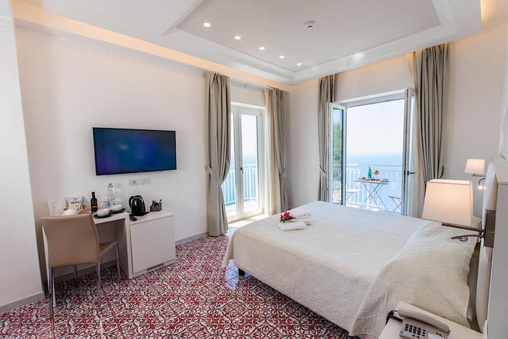 Superior King Room with Spa Bath and Terrace photo 2