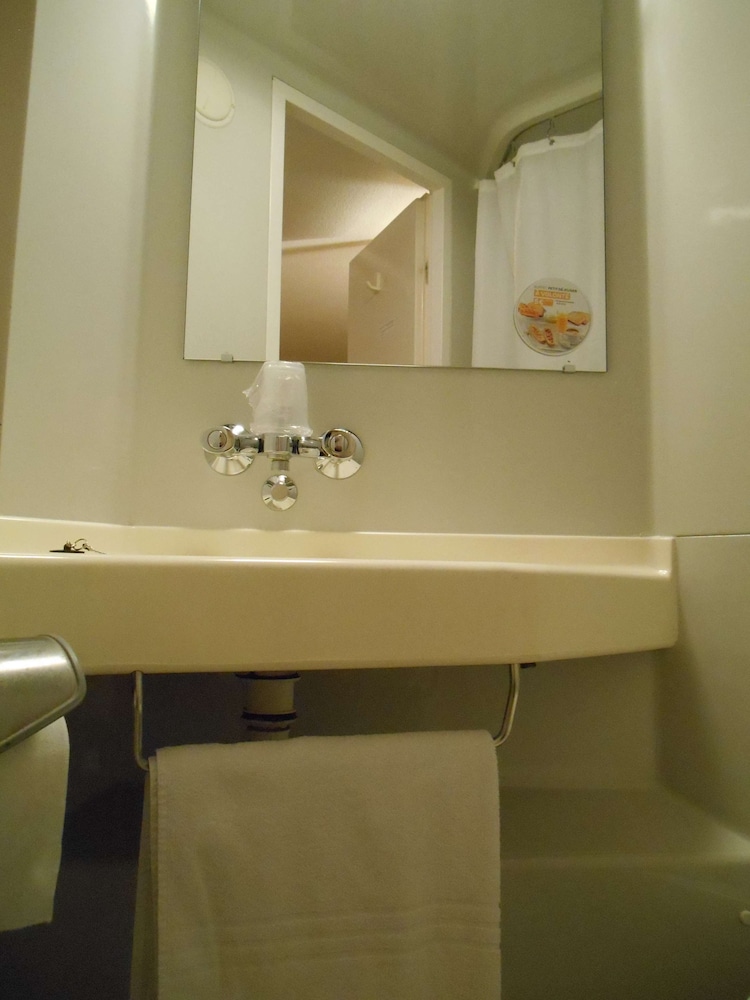 Standard Room, 3 Twin Beds - Photo 5