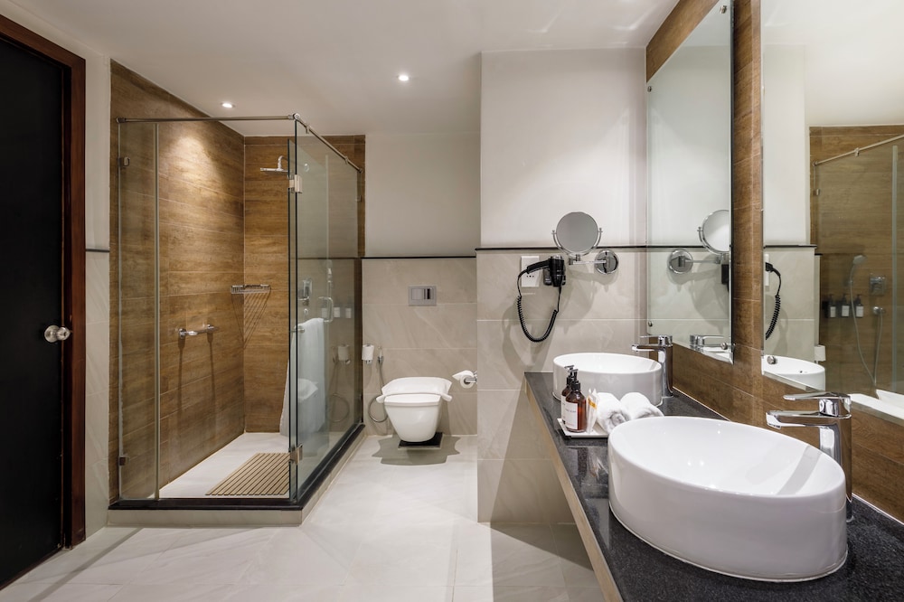 Junior Suite with Balcony - Photo 9