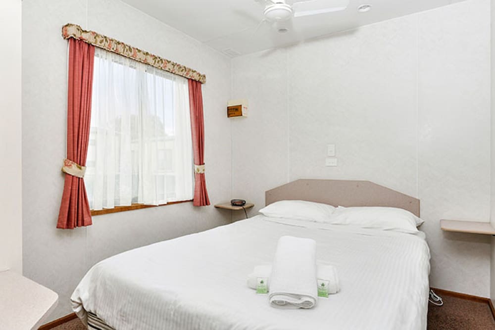 Basic Cabin, 2 Bedrooms photo 2