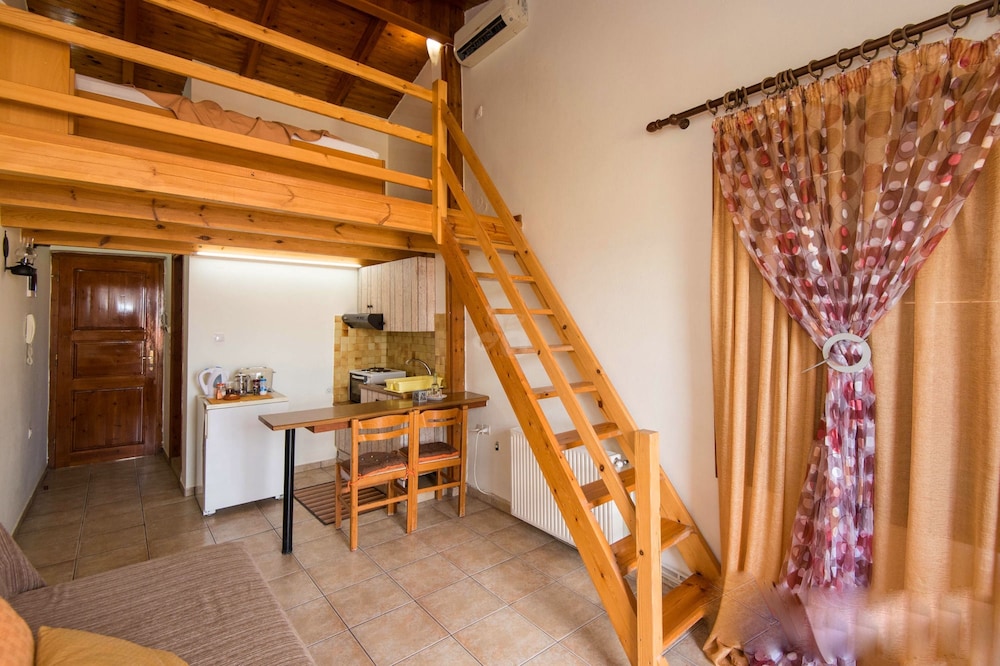 Traditional Apartment, 1 Queen Bed, Balcony, Mezzanine photo 3