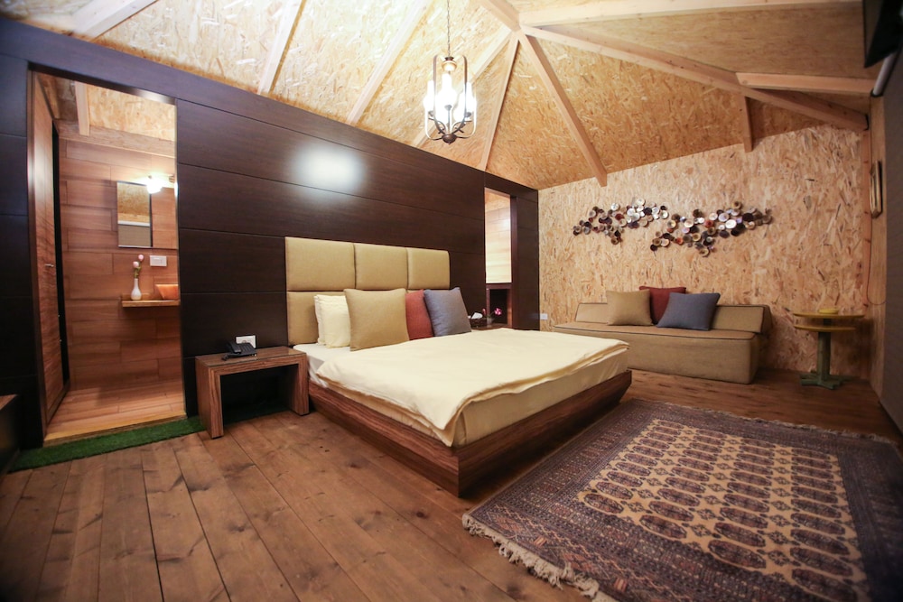 Cottage Bungalow, 1 King Bed, Smoking, Pool View