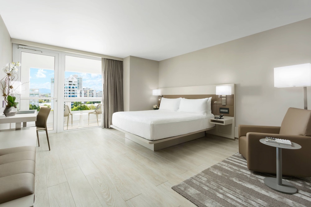Room, 1 King Bed, Balcony