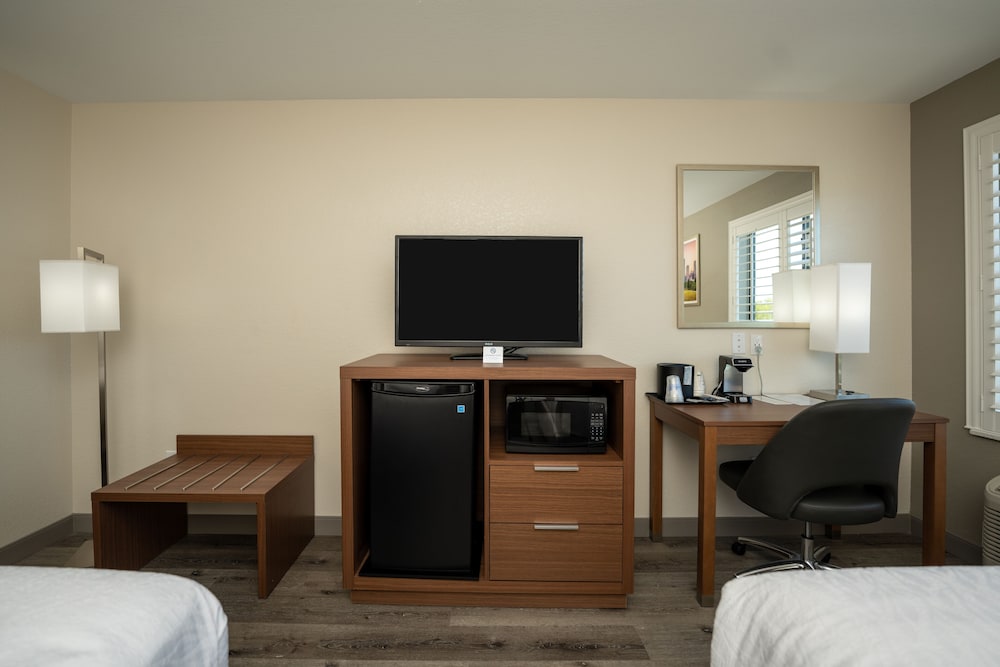 Standard Room, 2 Queen Beds, Non Smoking, Refrigerator & Microwave - Photo 2