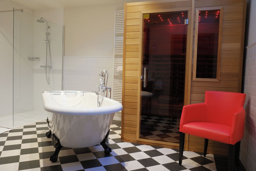 Luxury Double Room, 1 King Bed, Sauna, Garden Area photo 2