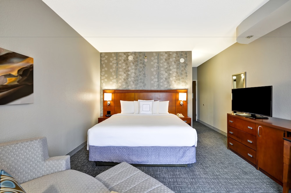 Room, 1 King Bed with Sofa bed (Mobility Accessible, Tub) - Photo 2