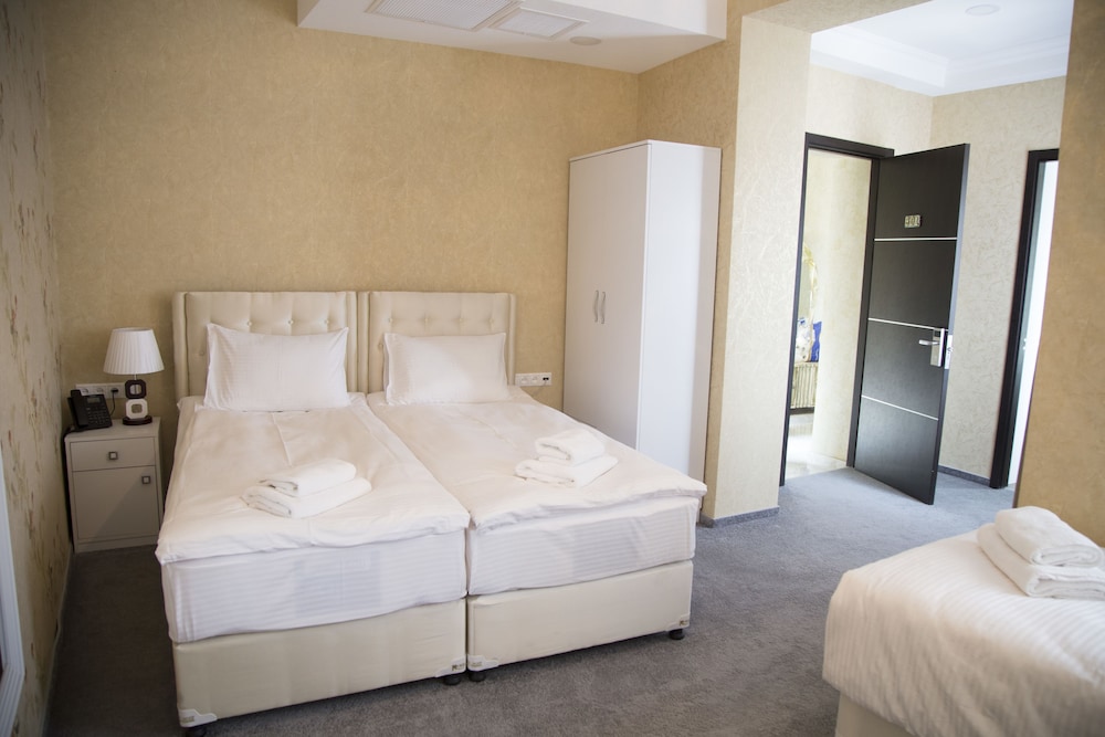 Family Quadruple Room, 3 Twin Beds photo 1