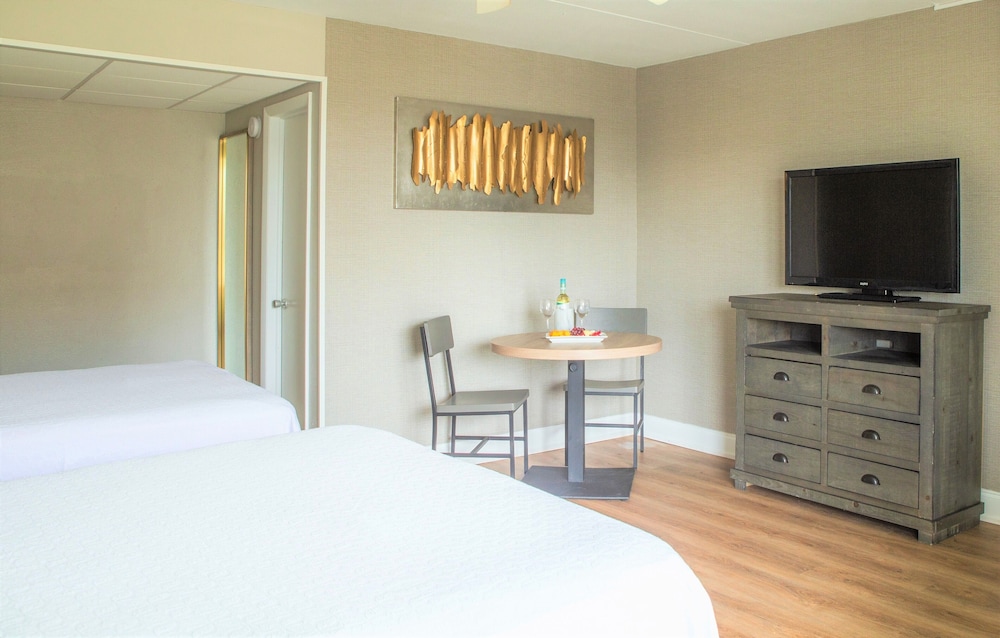 Quadruple Room, 2 Double Beds, Refrigerator & Microwave, Ocean View