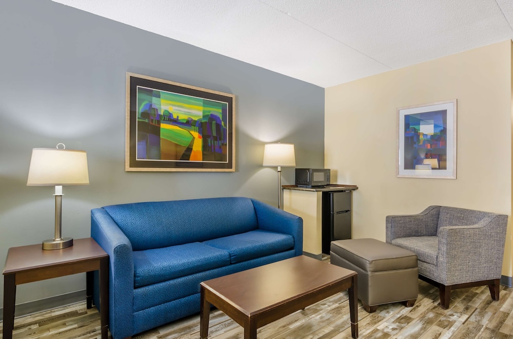 Suite, 1 King Bed, Accessible, Bathtub - Photo 3