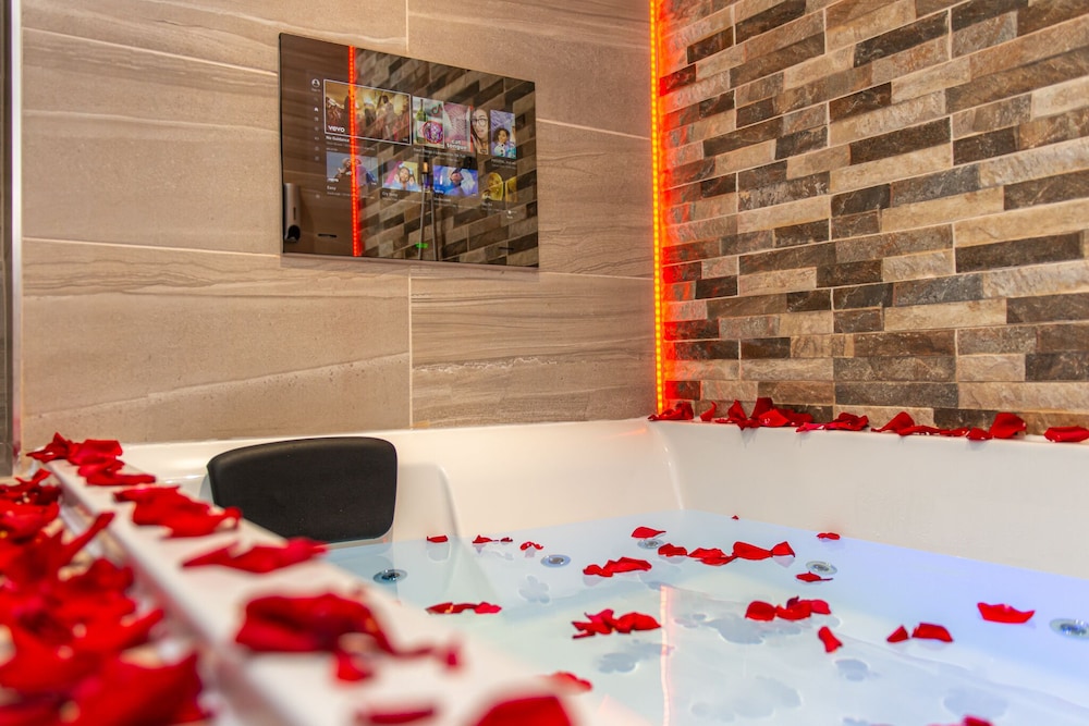 Executive Apartment, Accessible, Private Bathroom (Jacuzzi - Apartment 1) - Photo 46