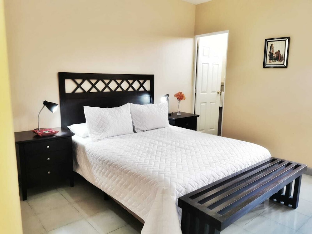 Comfort Single Room, 5 Bedrooms