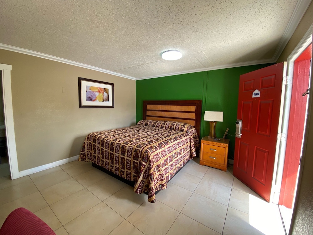Classic Room, 1 King Bed, Smoking photo 1