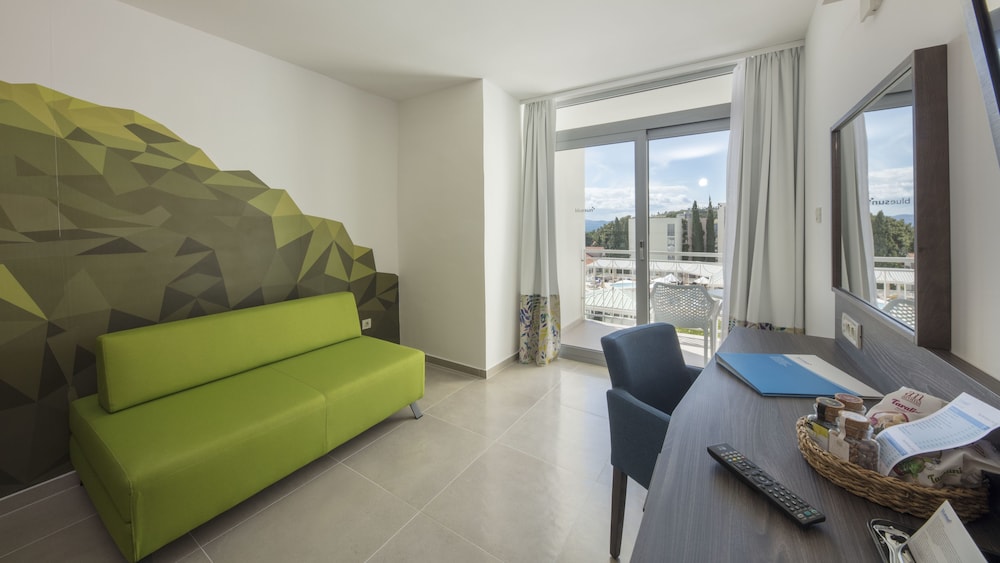 Superior Double Room, Balcony, Partial Sea View - Photo 2
