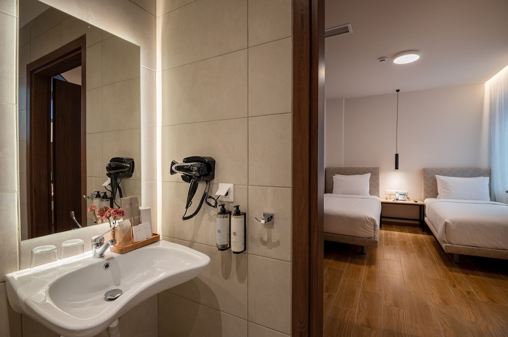 Standard Twin Room, AMEA-Disabled Room - Photo 3