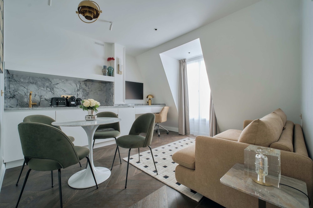 Deluxe One-Bedroom Apartment with City View 601