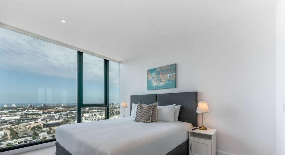 Sky High 3 Bedroom 2 Bathroom Apartment with Stadium & Harbour Views - Photo 4