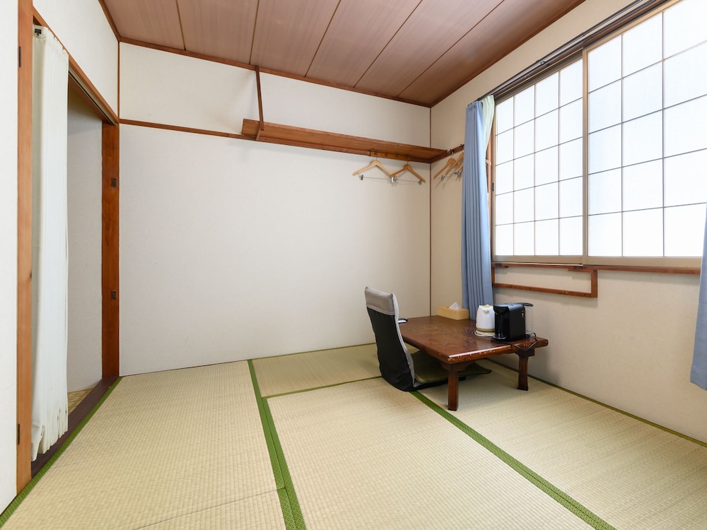 Japanese Room with Shared Washroom - Twin (Non-Smoking) No co-sleeping allowed photo 3
