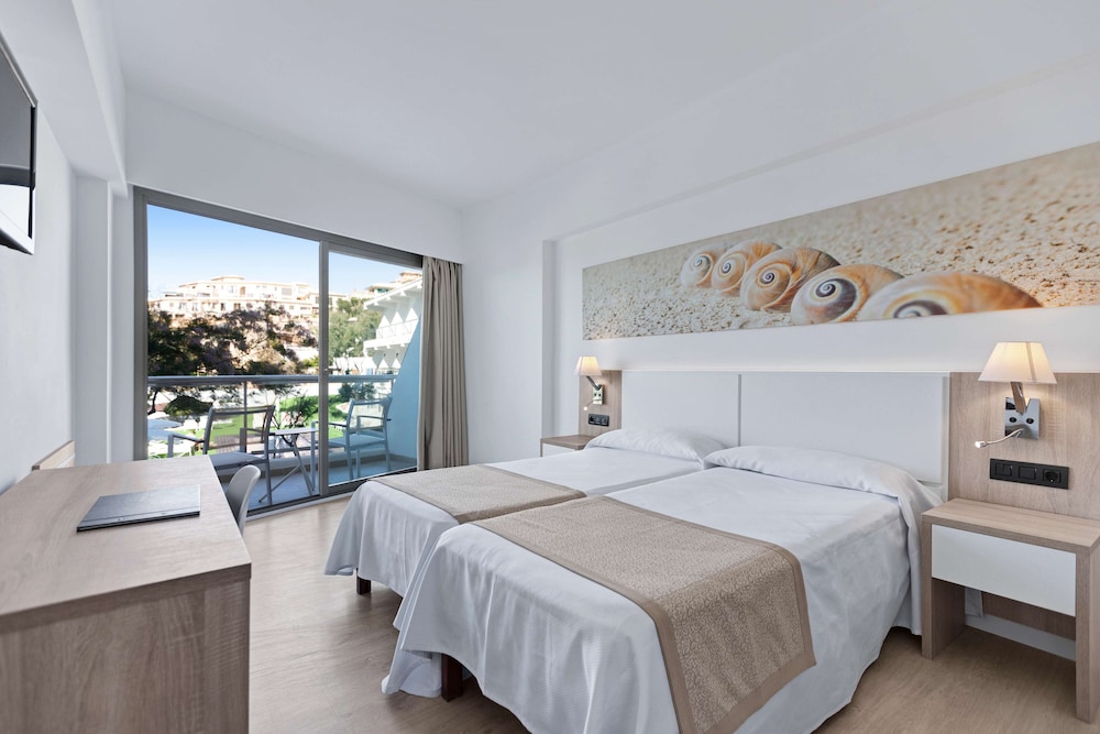 Standard Room, Balcony (2 Adults + 1 Child) - Photo 1