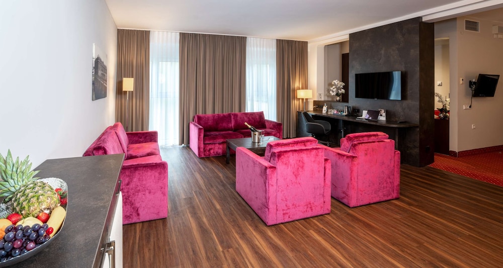 Suite, 1 Queen Bed (Quiet Location;Separate Living Room)
