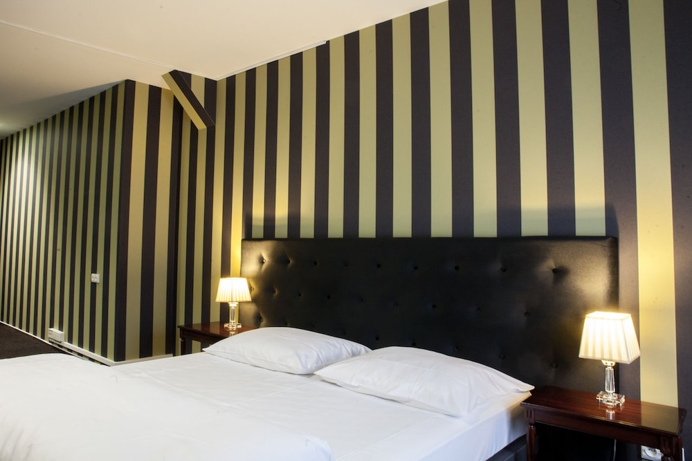 Hermann Karge Apartament (open bathroom)