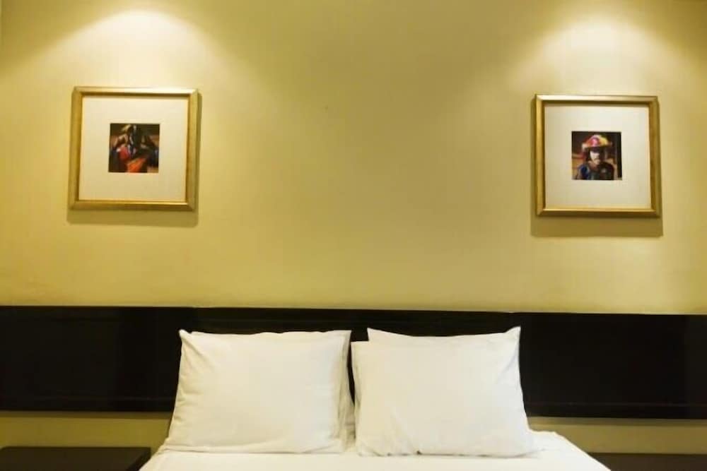 Premium Studio Suite, 1 King Bed photo 3