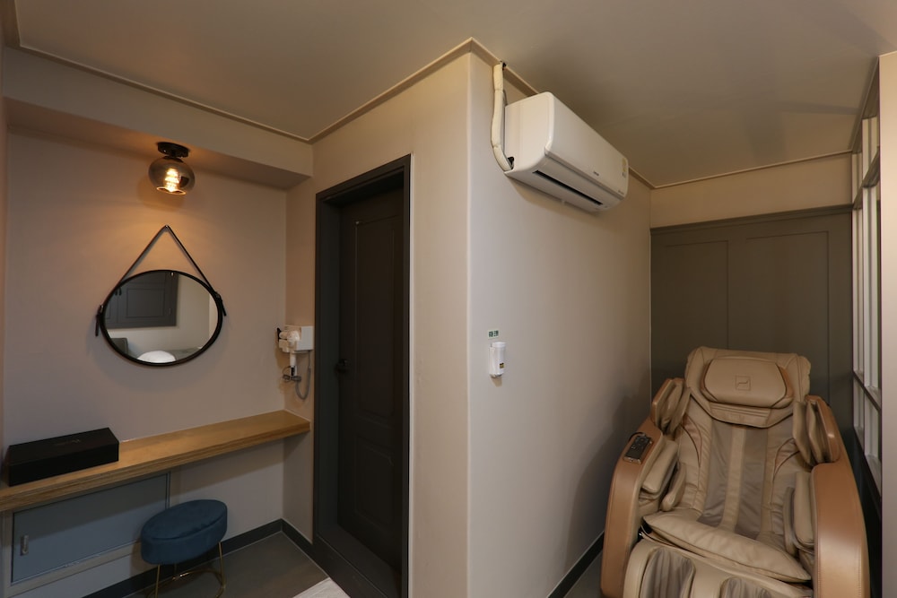 Suite (Massage Chair) - Photo 5