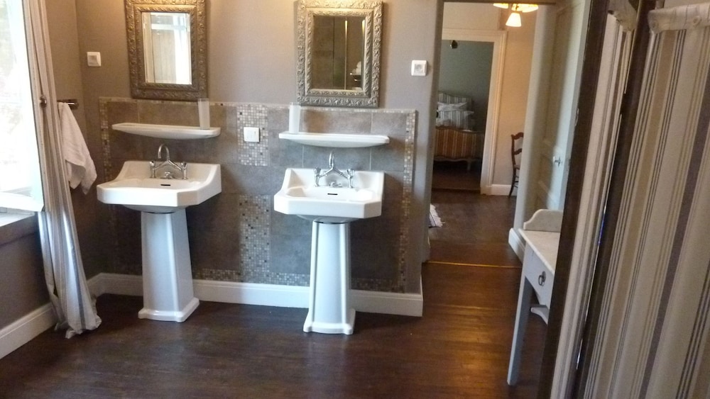 Superior Suite, 2 Bedrooms, Shared Bathroom photo 3
