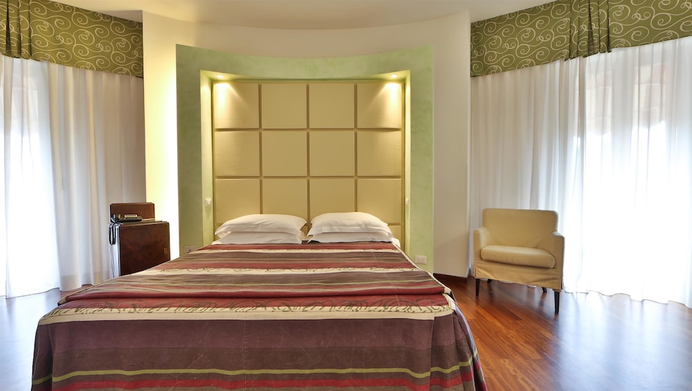 Superior Room, 1 King Bed (with Single Sofabed) - Photo 2