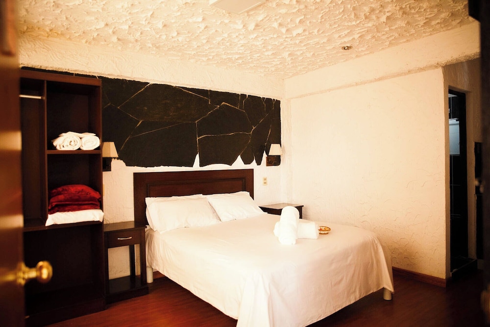 Double Room, 1 King Bed, Private Bathroom, City View photo 1