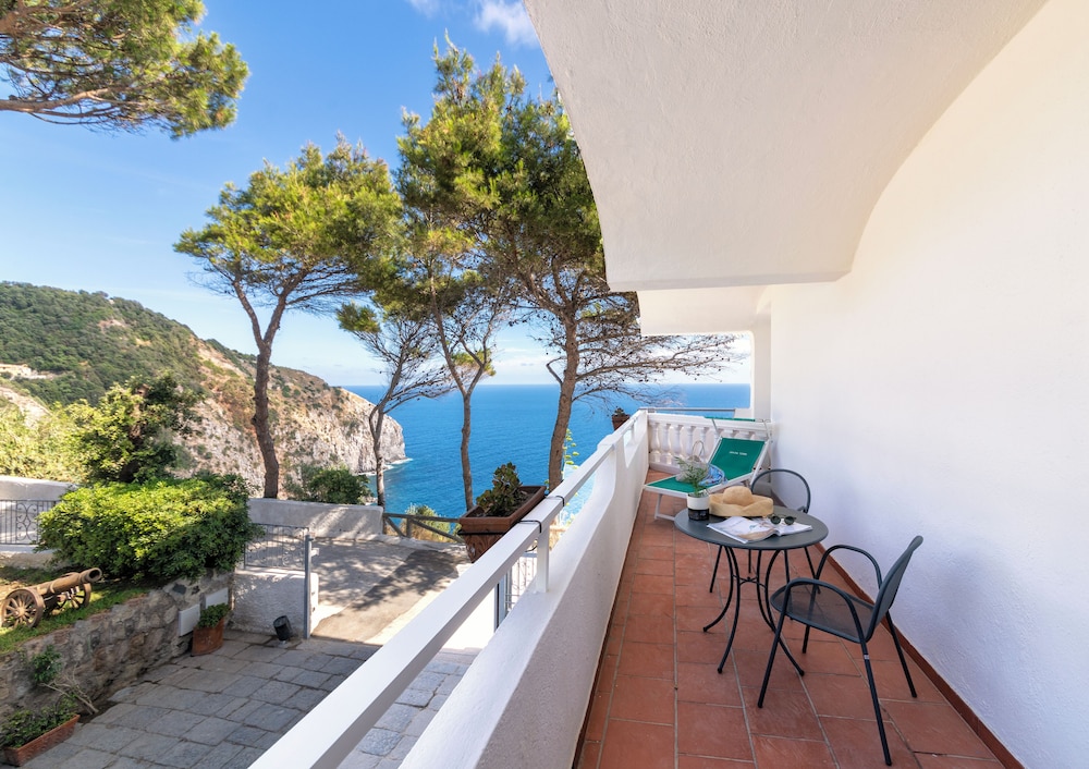 Comfort Room, Balcony, Partial Sea View - Photo 4
