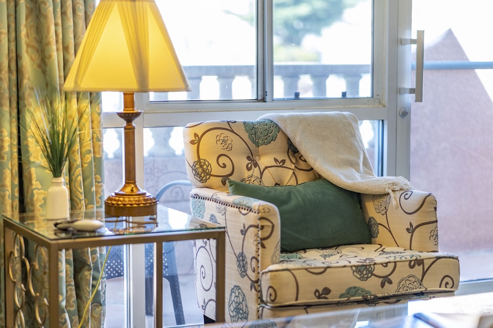 Luxury King Suite (non-pet friendly) photo 2