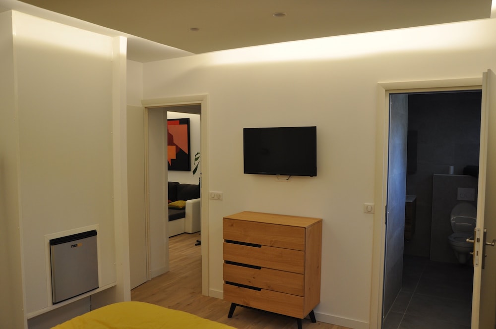 Comfort Single Room, Ensuite, Courtyard View (Picholine)