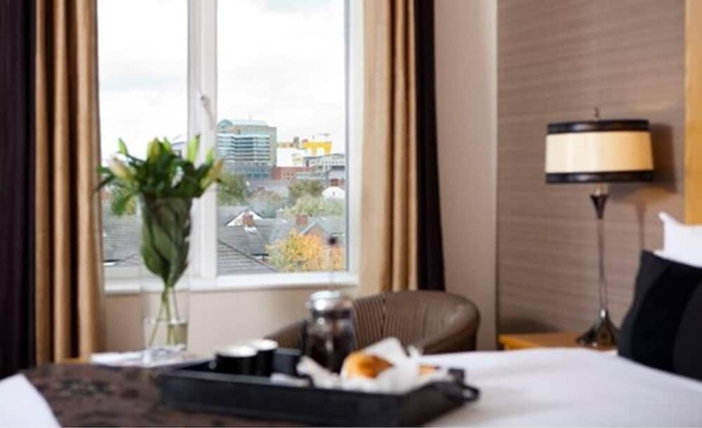 Signature Double Room, 1 King Bed, City View photo 2