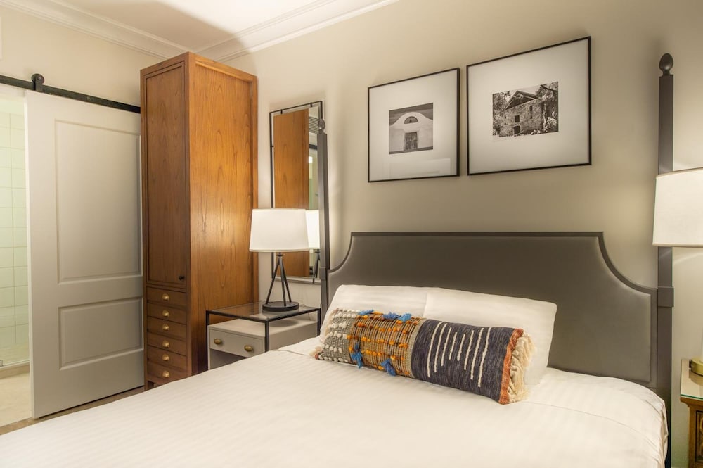 Deluxe Room, 1 Queen Bed (ADA Room) - Photo 2