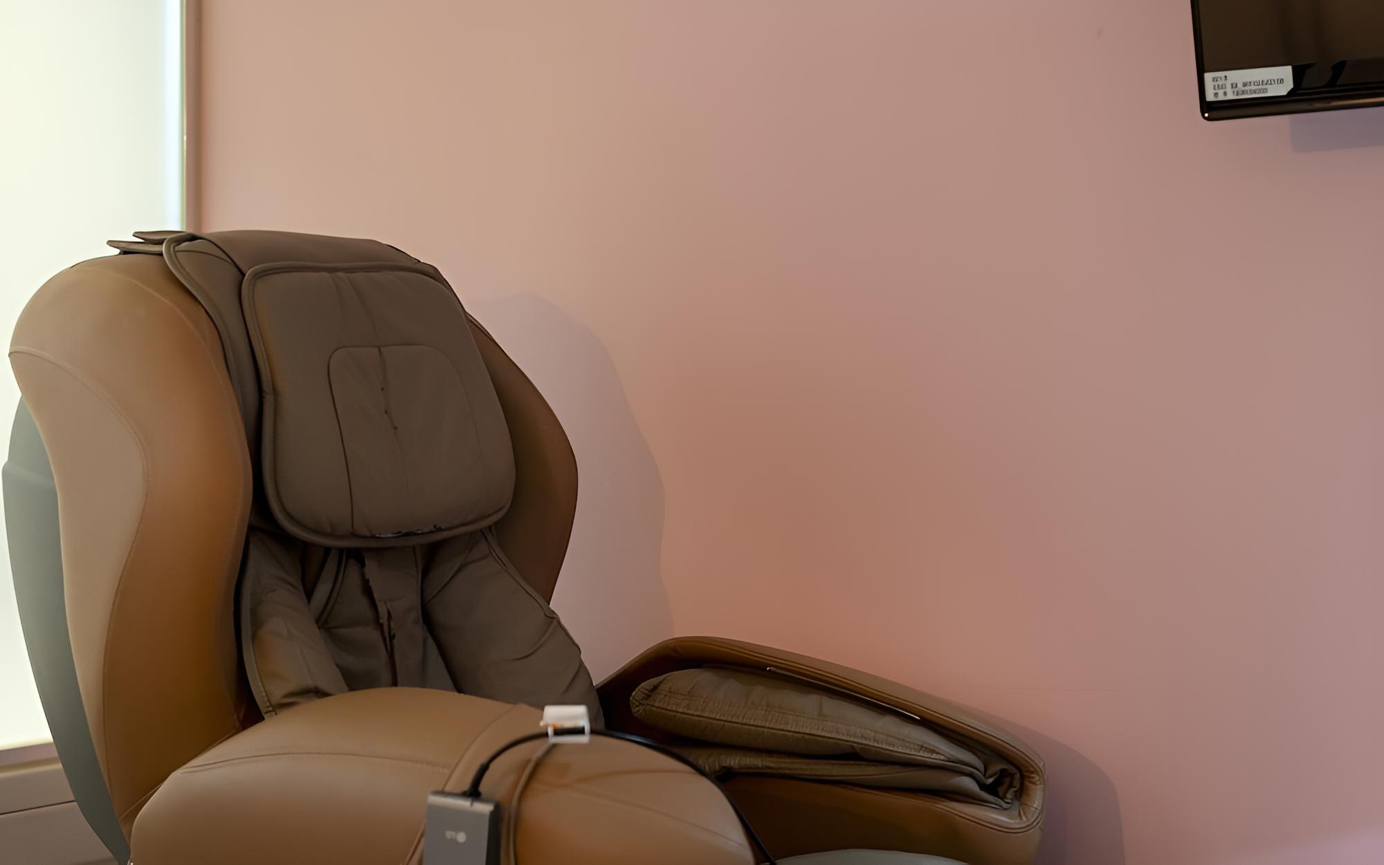 Room (Suite (Netflix Disney+ massage chair ) photo 3