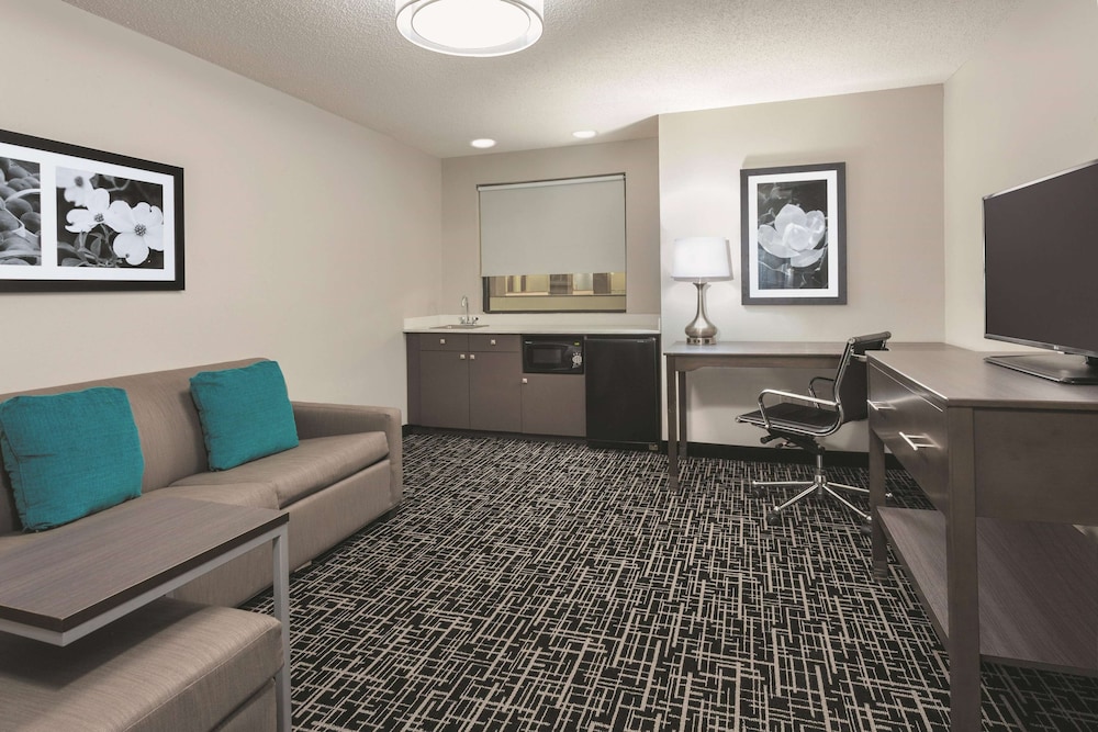 Suite, 1 King Bed, Non Smoking - Photo 3