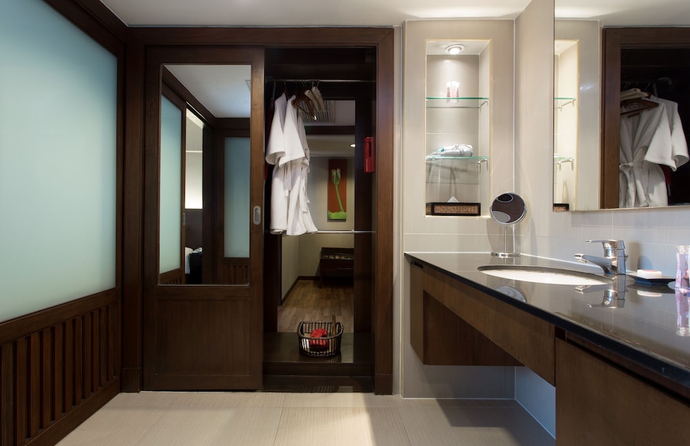 Suite, 2 Twin Beds, City View (Plaza) thumbnail 5