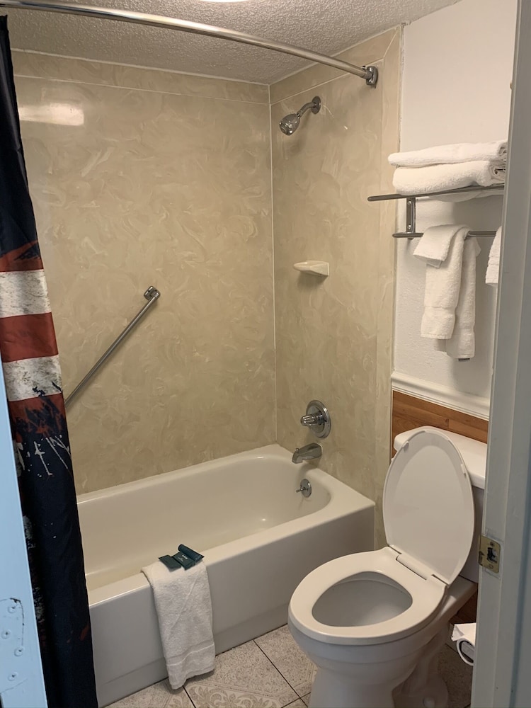 Basic Room, 1 King Bed, Non Smoking - Photo 2