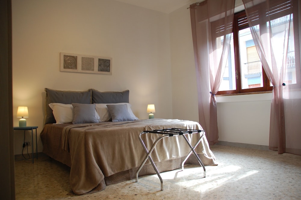 Economy Triple Room, Shared Bathroom (6)