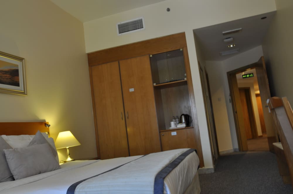 Standard Room, 1 King Bed photo 2