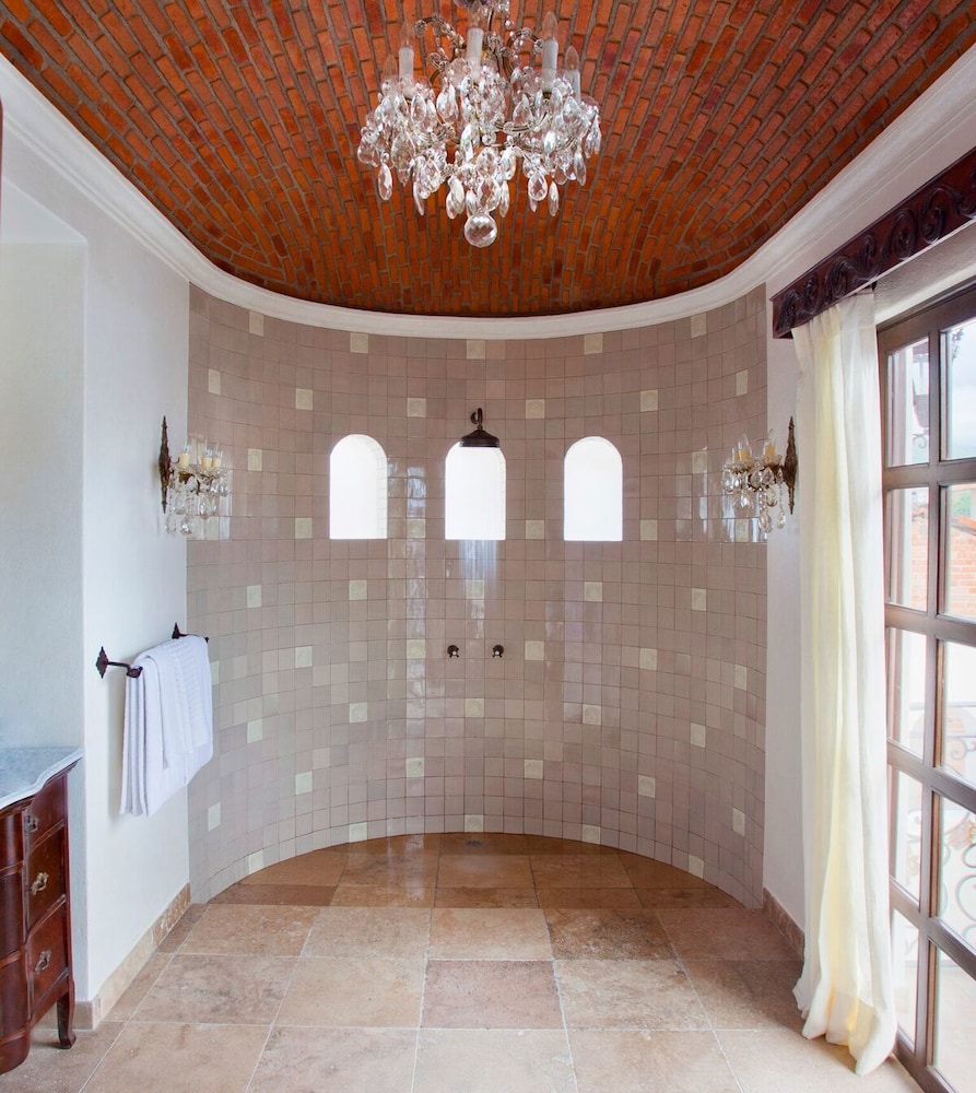 RICHARD BURTON SUITE photo 2