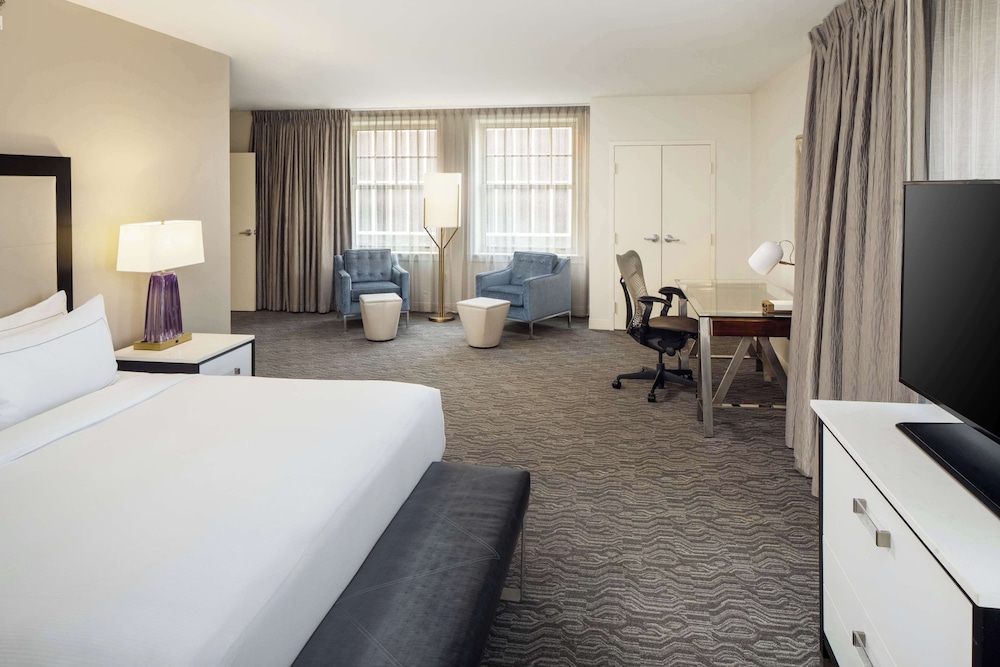 Executive Suite, 1 King Bed, Non Smoking - Photo 1