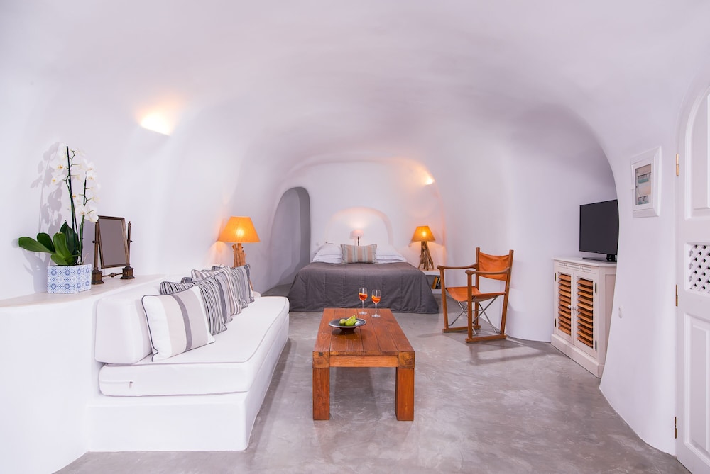 Althaea Honeymoon Cave Suite with Caldera View & Hot Tub - Photo 1